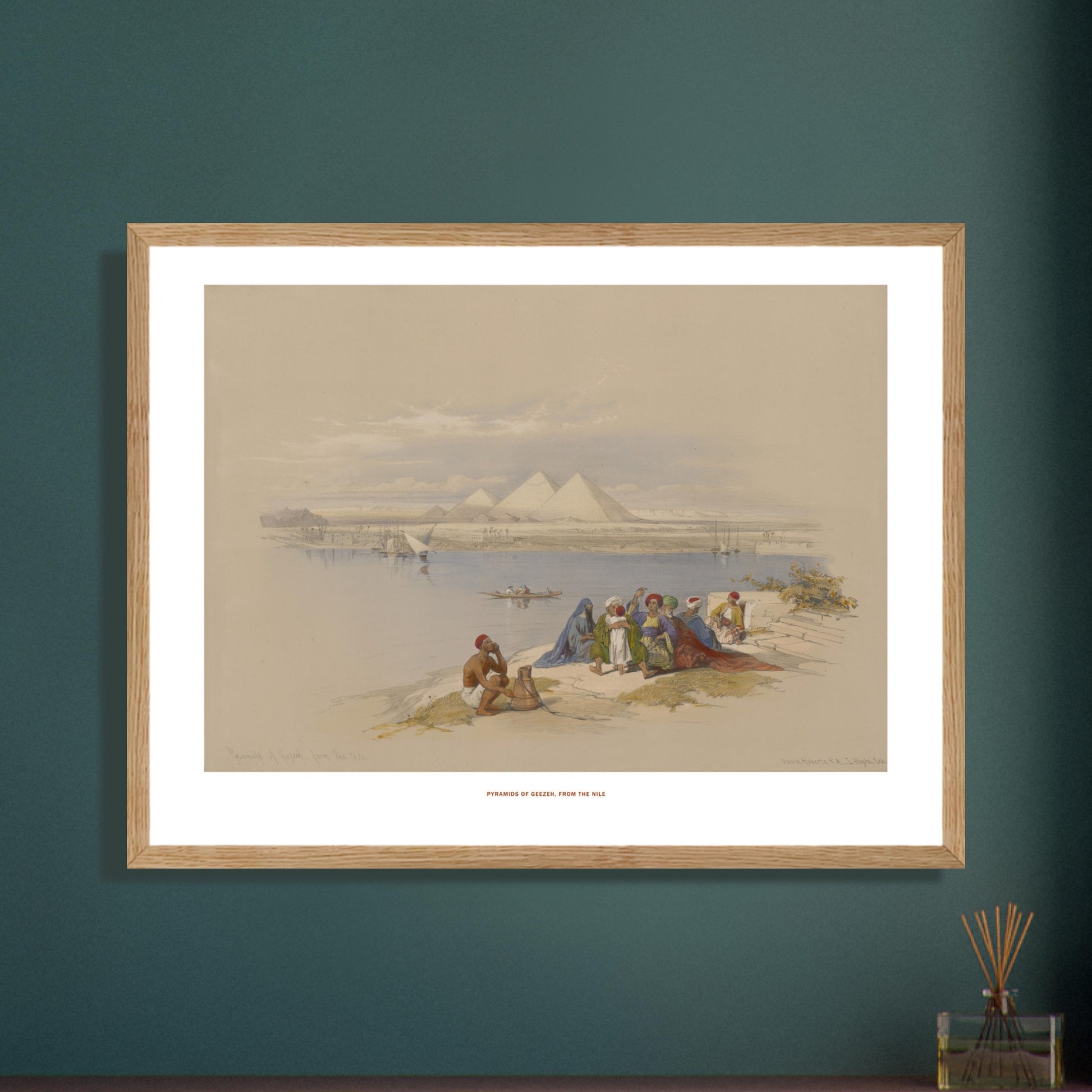 Planche ancienne : Les Pyramides de Gizeh depuis le Nil, David Roberts. Lithographie représentant les pyramides de Gizeh au loin, vues depuis le Nil, avec des bateaux et des figures humaines sur la rive au premier plan. Image d'illustration 6
