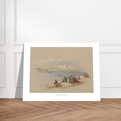 Planche ancienne : Les Pyramides de Gizeh depuis le Nil, David Roberts. Lithographie représentant les pyramides de Gizeh au loin, vues depuis le Nil, avec des bateaux et des figures humaines sur la rive au premier plan. Image d'illustration 7