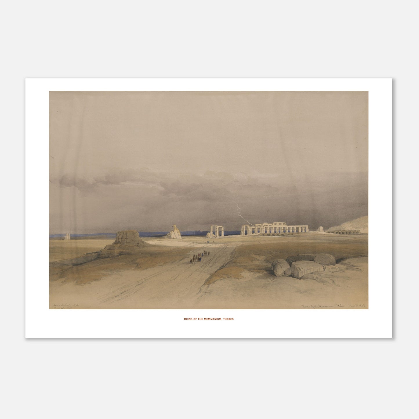 Illustration vintage : Ruines du Memnonium à Thèbes - David Roberts (21x29,7 cm (A4)). Lithographie ancienne montrant les ruines du Memnonium à Thèbes, avec un ciel nuageux menaçant et une procession de silhouettes humaines au loin.
