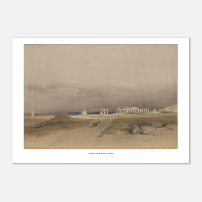 Illustration vintage : Ruines du Memnonium à Thèbes - David Roberts (21x29,7 cm (A4)). Lithographie ancienne montrant les ruines du Memnonium à Thèbes, avec un ciel nuageux menaçant et une procession de silhouettes humaines au loin.