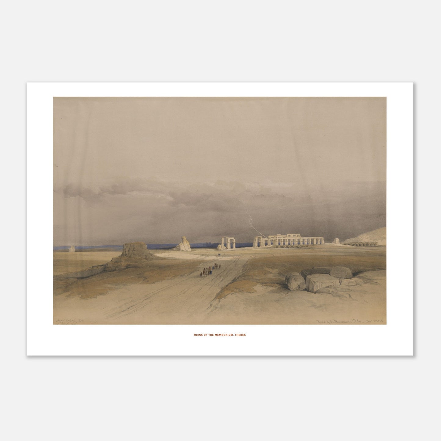 Illustration vintage : Ruines du Memnonium à Thèbes - David Roberts (29,7x42 cm (A3)). Lithographie ancienne montrant les ruines du Memnonium à Thèbes, avec un ciel nuageux menaçant et une procession de silhouettes humaines au loin.