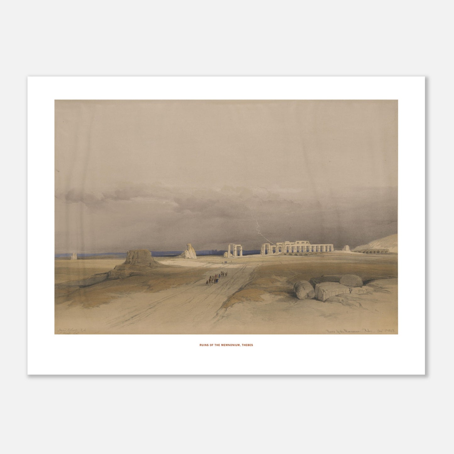 Illustration vintage : Ruines du Memnonium à Thèbes - David Roberts (30x40 cm). Lithographie ancienne montrant les ruines du Memnonium à Thèbes, avec un ciel nuageux menaçant et une procession de silhouettes humaines au loin.