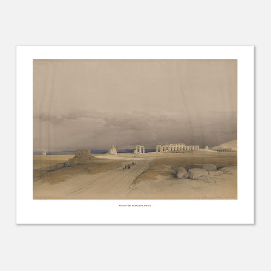 Illustration vintage : Ruines du Memnonium à Thèbes - David Roberts (30x40 cm). Lithographie ancienne montrant les ruines du Memnonium à Thèbes, avec un ciel nuageux menaçant et une procession de silhouettes humaines au loin.