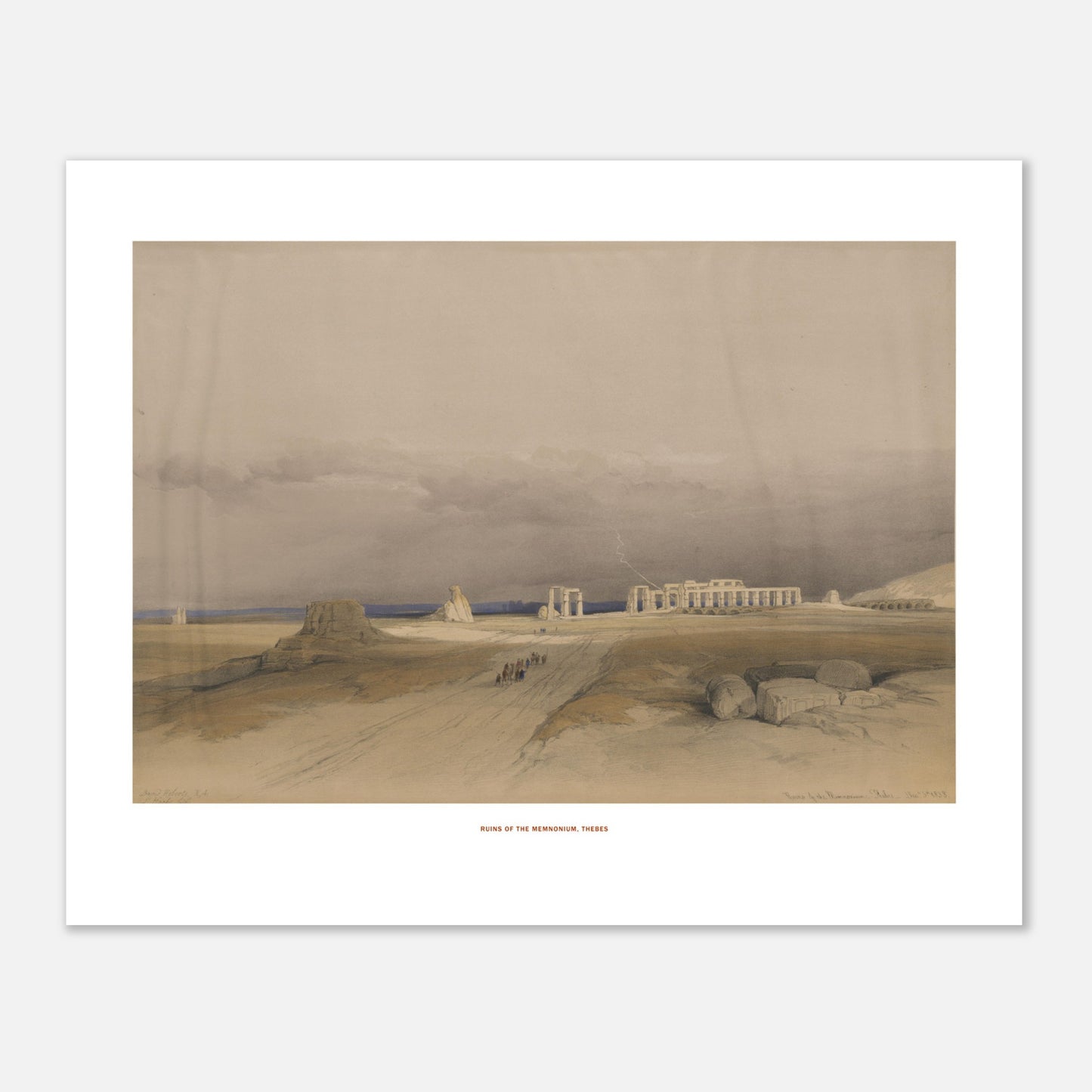 Illustration vintage : Ruines du Memnonium à Thèbes - David Roberts (40x50 cm). Lithographie ancienne montrant les ruines du Memnonium à Thèbes, avec un ciel nuageux menaçant et une procession de silhouettes humaines au loin.