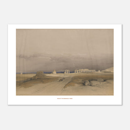 Illustration vintage : Ruines du Memnonium à Thèbes - David Roberts (42x59,4 cm (A2)). Lithographie ancienne montrant les ruines du Memnonium à Thèbes, avec un ciel nuageux menaçant et une procession de silhouettes humaines au loin.