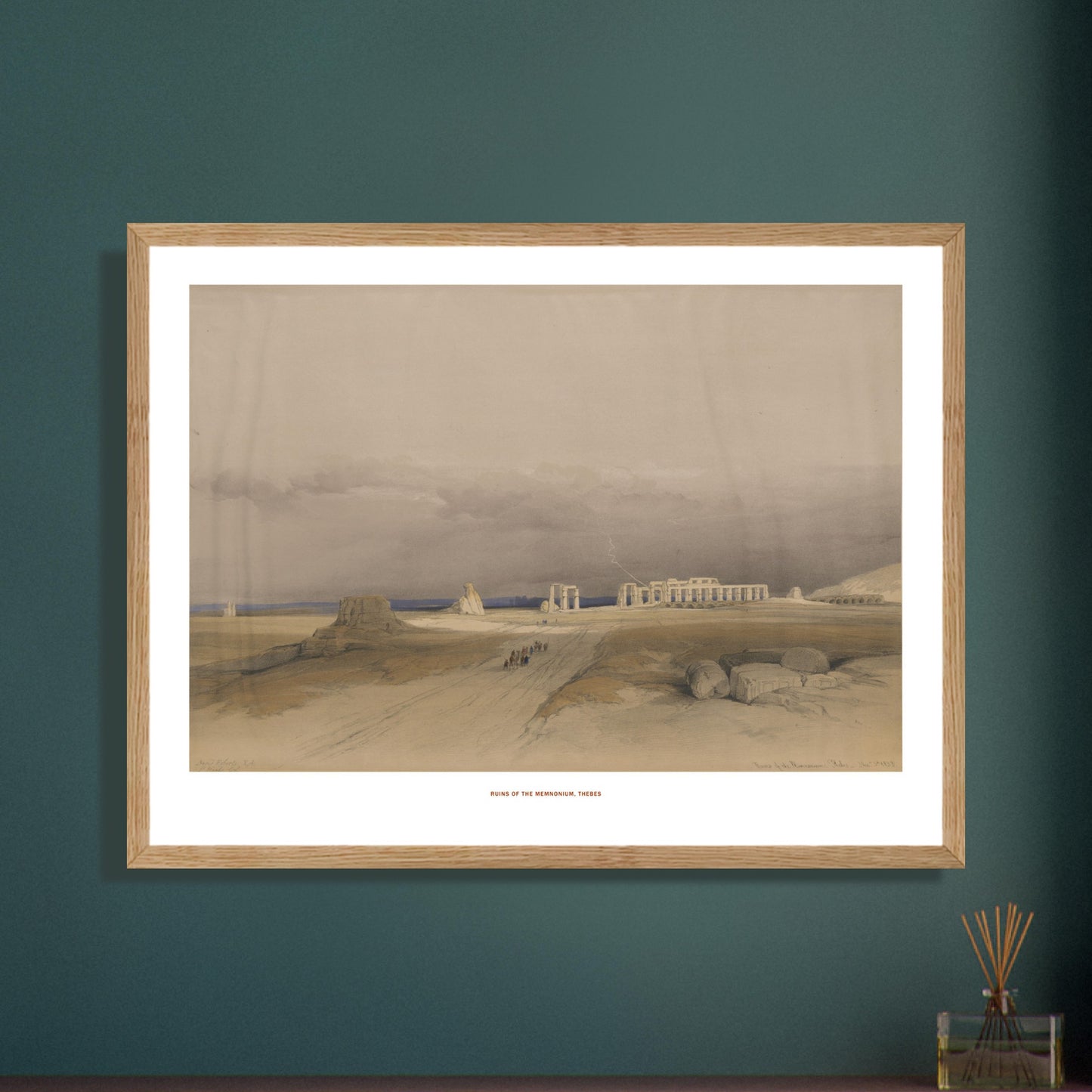 Illustration vintage : Ruines du Memnonium à Thèbes - David Roberts. Lithographie ancienne montrant les ruines du Memnonium à Thèbes, avec un ciel nuageux menaçant et une procession de silhouettes humaines au loin. Image d'illustration 6