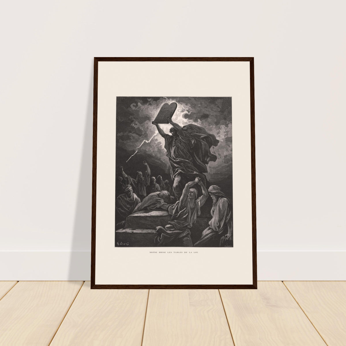 Mose zerschmettert die Gesetzestafeln, Tafel von Gustave Doré. Stich von Gustave Doré, der Moses darstellt, wie er die Gesetzestafeln unter einem stürmischen Himmel zerschmettert, umgeben von Personen.