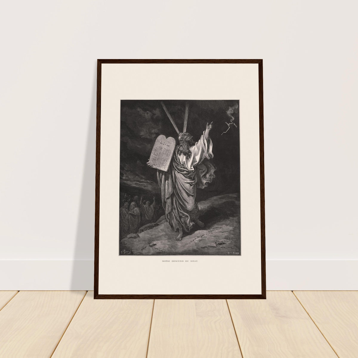 Moses steigt vom Berg Sinai herab, Stich von Gustave Doré. Alter Stich von Gustave Doré, der Mose darstellt, wie er vom Berg Sinai herabsteigt, die Zehn Gebote hält und eine Gruppe von Menschen unten unter einem stürmischen Himmel segnet.
