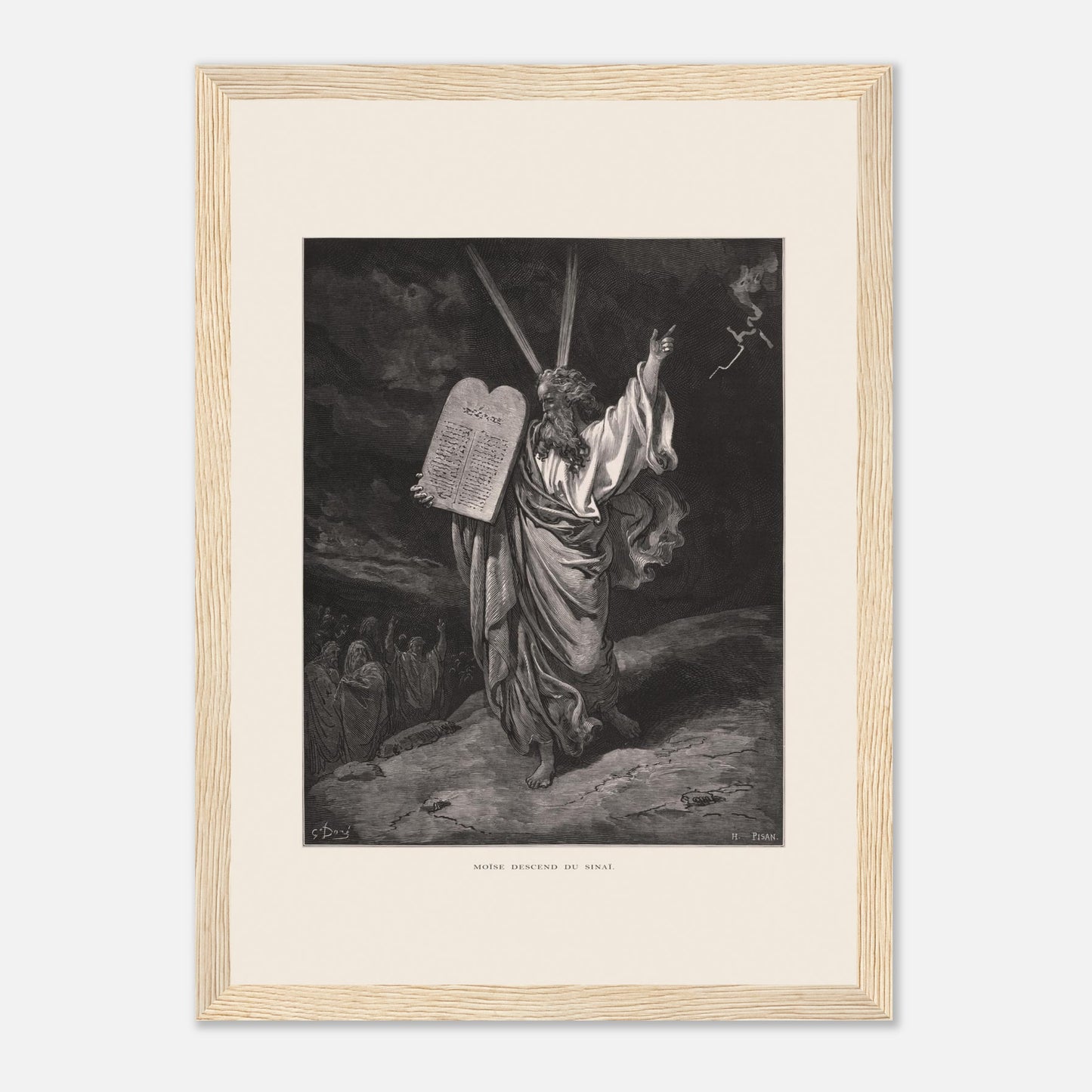 Moïse descendant du mont Sinaï, gravure de Gustave Doré (21x29,7 cm (A4) / Cadre bois clair). Gravure ancienne de Gustave Doré représentant Moïse descendant du mont Sinaï, tenant les Dix Commandements et bénissant un groupe de personnes en contrebas, sous un ciel orageux.