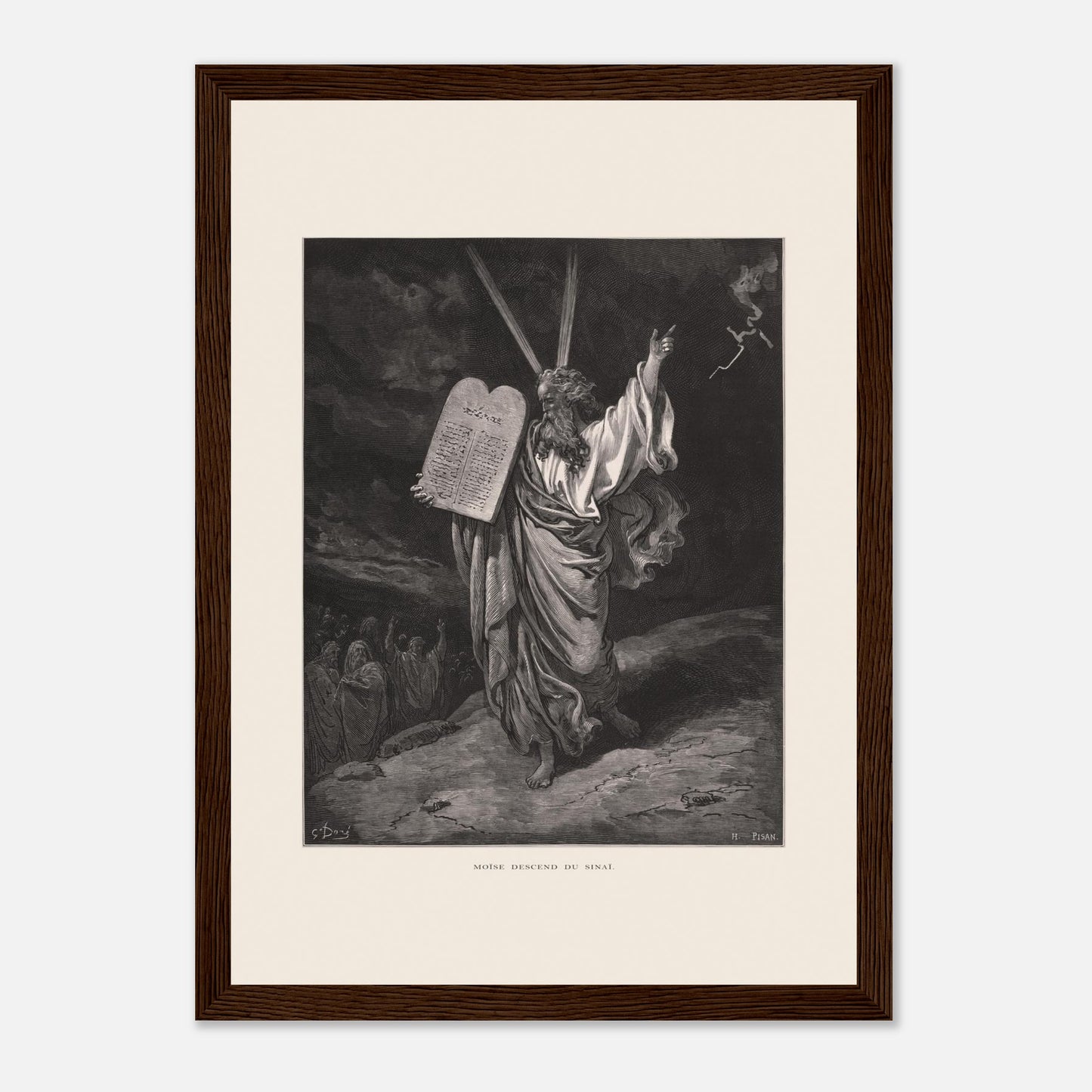 Moïse descendant du mont Sinaï, gravure de Gustave Doré (21x29,7 cm (A4) / Cadre bois foncé). Gravure ancienne de Gustave Doré représentant Moïse descendant du mont Sinaï, tenant les Dix Commandements et bénissant un groupe de personnes en contrebas, sous un ciel orageux.