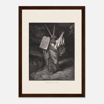 Moïse descendant du mont Sinaï, gravure de Gustave Doré (21x29,7 cm (A4) / Cadre bois foncé). Gravure ancienne de Gustave Doré représentant Moïse descendant du mont Sinaï, tenant les Dix Commandements et bénissant un groupe de personnes en contrebas, sous un ciel orageux.