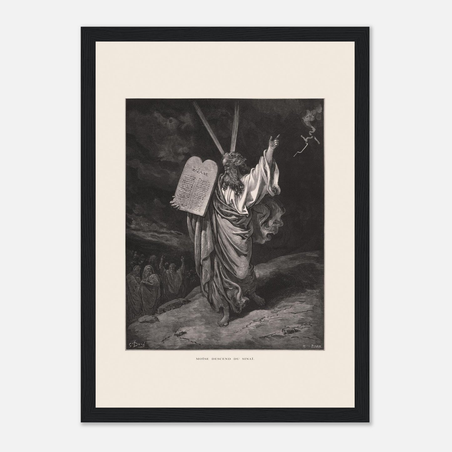 Moïse descendant du mont Sinaï, gravure de Gustave Doré (21x29,7 cm (A4) / Cadre noir). Gravure ancienne de Gustave Doré représentant Moïse descendant du mont Sinaï, tenant les Dix Commandements et bénissant un groupe de personnes en contrebas, sous un ciel orageux.