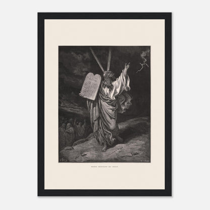 Moïse descendant du mont Sinaï, gravure de Gustave Doré (21x29,7 cm (A4) / Cadre noir). Gravure ancienne de Gustave Doré représentant Moïse descendant du mont Sinaï, tenant les Dix Commandements et bénissant un groupe de personnes en contrebas, sous un ciel orageux.