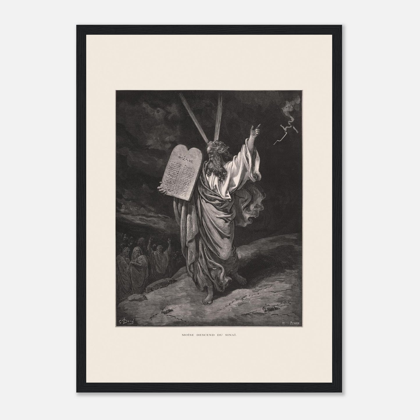 Moïse descendant du mont Sinaï, gravure de Gustave Doré (29,7x42 cm (A3) / Cadre noir). Gravure ancienne de Gustave Doré représentant Moïse descendant du mont Sinaï, tenant les Dix Commandements et bénissant un groupe de personnes en contrebas, sous un ciel orageux.