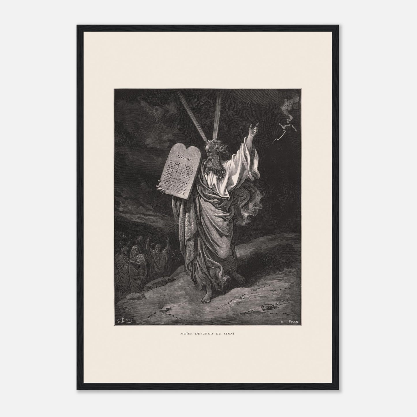 Moïse descendant du mont Sinaï, gravure de Gustave Doré (42x59,4 cm (A2) / Cadre noir). Gravure ancienne de Gustave Doré représentant Moïse descendant du mont Sinaï, tenant les Dix Commandements et bénissant un groupe de personnes en contrebas, sous un ciel orageux.