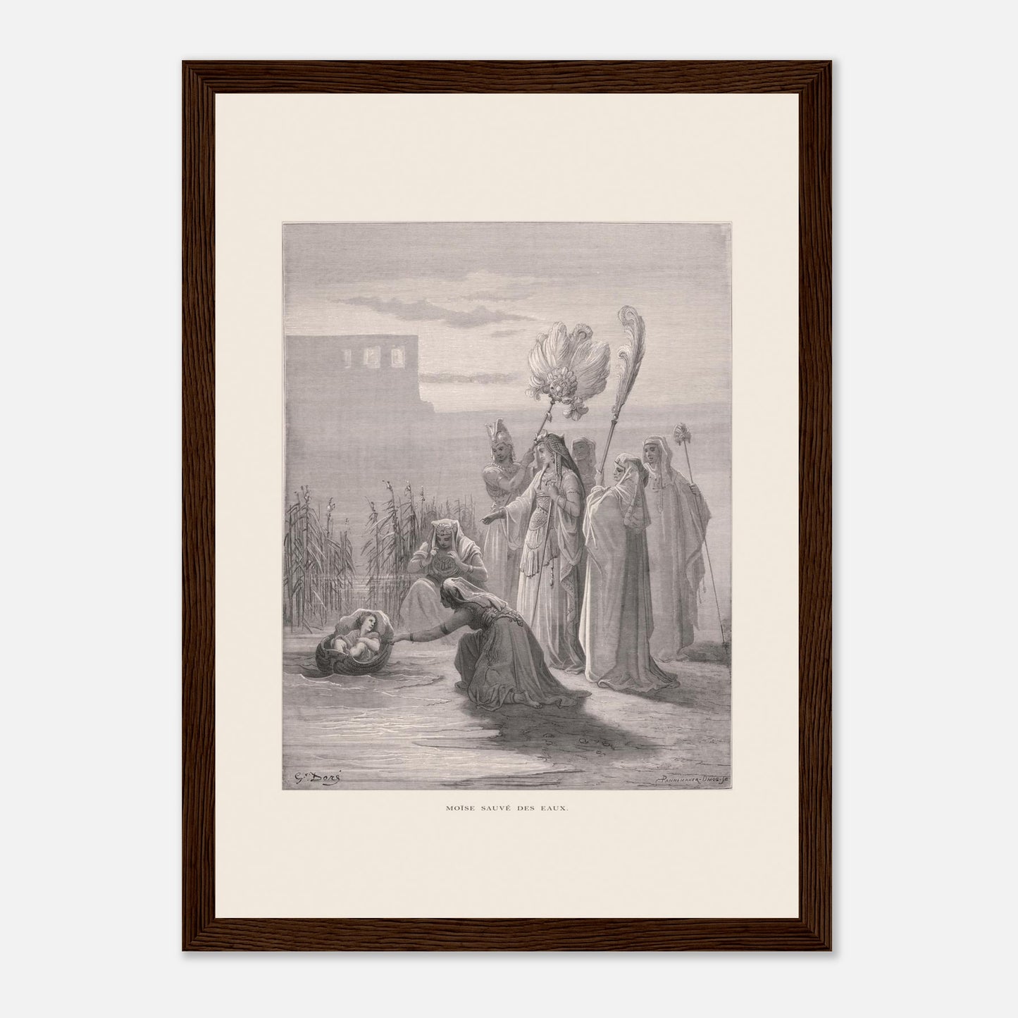 Moïse sauvé des eaux, illustration ancienne de Gustave Doré (21x29,7 cm (A4) / Cadre bois foncé). Estampe de Gustave Doré représentant Moïse sauvé des eaux, avec des femmes trouvant un bébé dans un panier au bord du Nil, près de structures architecturales.