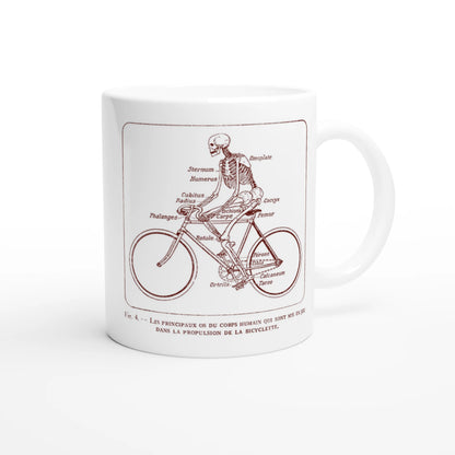 Mug blanc illustré d'une planche anatomique vintage de squelette à bicyclette. Mug blanc orné d'une illustration scientifique ancienne de couleur rouge bordeaux montrant un squelette humain pédalant sur un vélo, avec les noms des os du corps humain annotés en français.