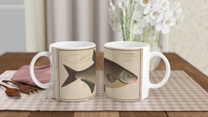 Mug en céramique avec illustration de Brème (Cyprinus brama) par Marcus Elieser Bloch. Mug en céramique blanche orné d'une illustration naturaliste de la brème (Cyprinus brama) extraite de l'Ichtyologie de Marcus Elieser Bloch, montrant le poisson de profil avec une légende textuelle latine et française.