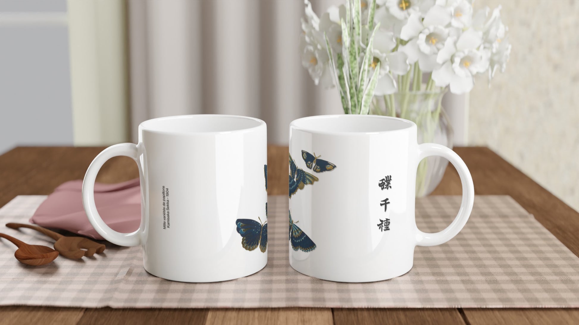 Reproduction d’une estampe de papillons bleu nuit et jaune, Sekka. Mug blanc présentant une volée de papillons aux ailes bleu nuit avec des touches de jaune, semblant voler en groupe, avec une inscription calligraphiée en noir. Image d'illustration 2