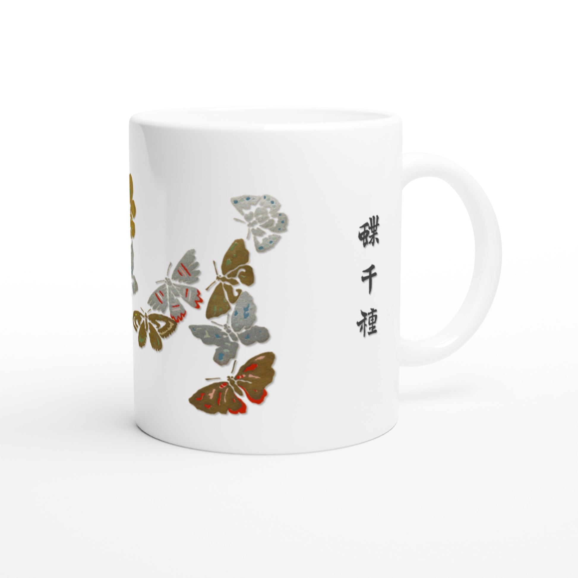Mug illustration de papillons gris, marron et rouges, Sekka (Default Title). Mug blanc présentant une composition de papillons aux tons gris, marron et rouge, avec des détails subtils et des textures nuancées, accompagnés d'inscriptions japonaises noires.