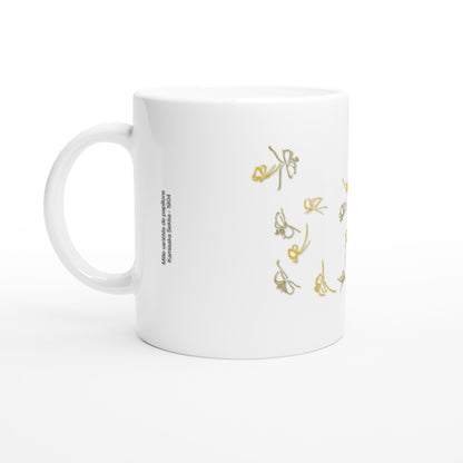 Mug illustré de papillons gris et jaunes par Kamisaka Sekka (1903). Mug blanc décoré d'un essaim de papillons stylisés dans des tons gris et jaune, en mouvement léger. Image d'illustration 1