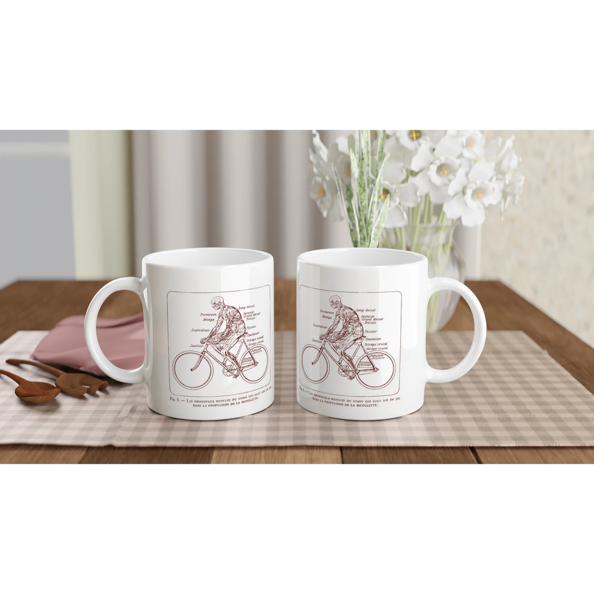 Mug illustré d'une planche anatomique d'écorché à bicyclette. Mug blanc orné d'une illustration scientifique ancienne en sépia représentant un corps humain écorché à bicyclette, avec le détail anatomique des muscles sollicités.