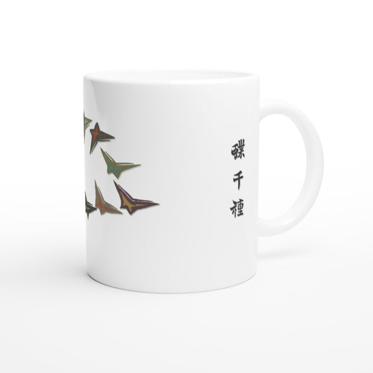 Planche de papillons stylisés aux formes anguleuses, Sekka (Default Title). Mug blanc orné d'une composition de papillons stylisés aux formes anguleuses, aux couleurs sombres, disposés en arc de cercle, avec des caractères japonais.