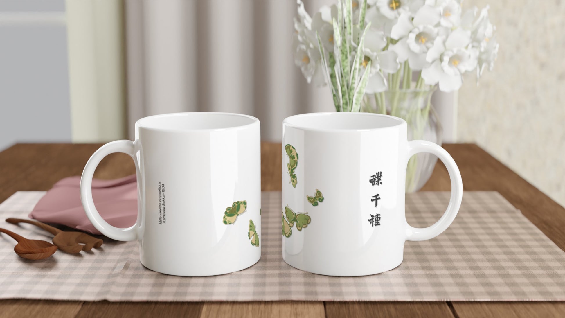 Planche de papillons bleus et verts en arc, Kamisaka Sekka. Mug blanc avec une illustration de papillons aux ailes bleues et vertes, bordées de motifs dorés, disposés en un arc de cercle, accompagnés d'un texte en calligraphie noire. Image d'illustration 2