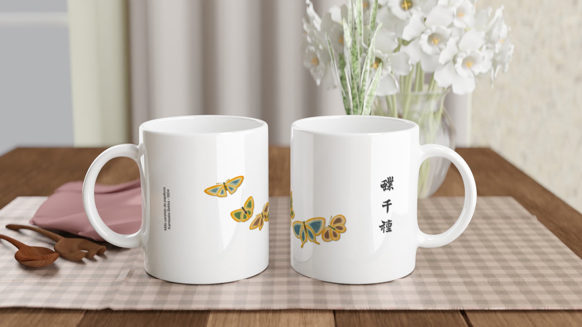 Reproduction d’une estampe de six papillons bleus et or, Kamisaka Sekka. Mug blanc décoré de six papillons aux ailes bleu-gris, ornées de détails jaune doré, disposés en cercle. Un texte calligraphié en noir est présent sur le côté. Image d'illustration 2