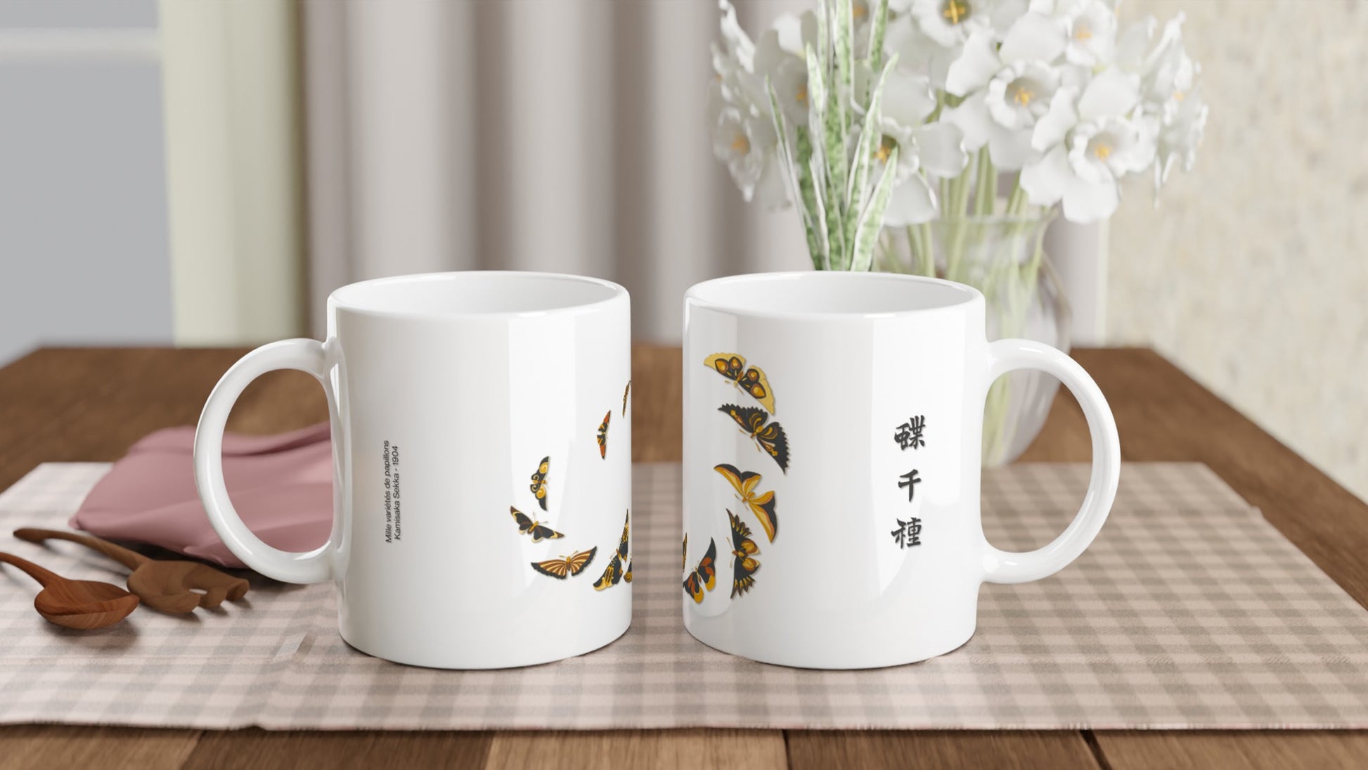Mug reproduction de papillons jaunes et orange, Kamisaka Sekka. Mug blanc orné de papillons aux ailes jaunes et oranges stylisés, disposés en arc de cercle, avec des inscriptions japonaises noires sur la droite. Image d'illustration 2