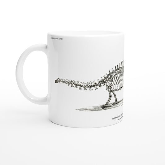 Taza de cerámica con ilustración de esqueleto de Brontosaurio. Taza de cerámica blanca ilustrada con un grabado científico que representa el esqueleto de un Brontosaurio con la mención U.S. Geological Survey.