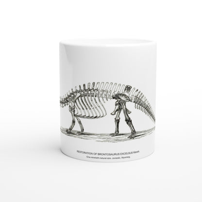 Mug en céramique avec illustration de squelette de Brontosaure. Mug blanc en céramique illustré d'une gravure scientifique représentant le squelette d'un Brontosaure avec la mention U.S. Geological Survey.