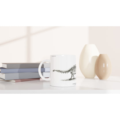 Mug en céramique avec illustration de squelette de Brontosaure. Mug blanc en céramique illustré d'une gravure scientifique représentant le squelette d'un Brontosaure avec la mention U.S. Geological Survey.