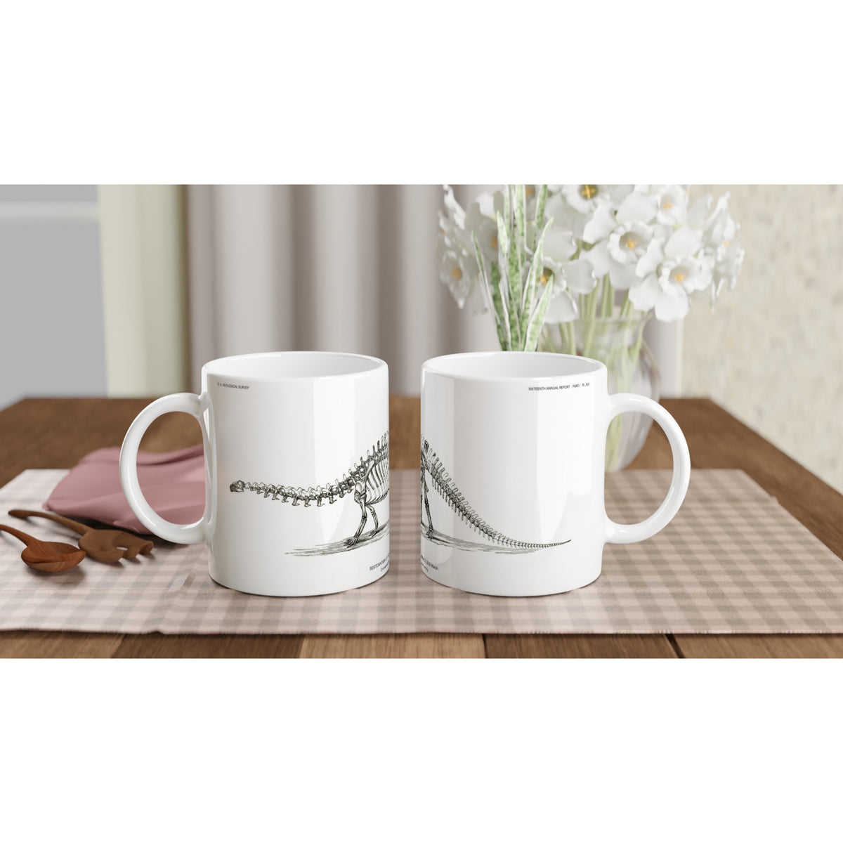 Mug en céramique avec illustration de squelette de Brontosaure. Mug blanc en céramique illustré d'une gravure scientifique représentant le squelette d'un Brontosaure avec la mention U.S. Geological Survey.