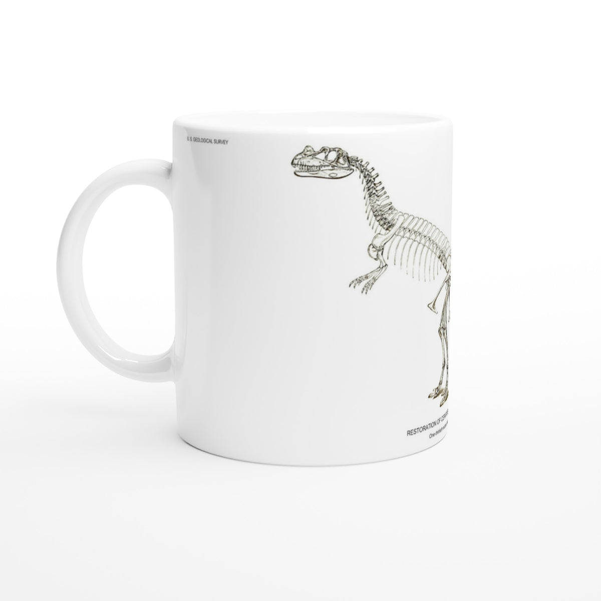 Mug en céramique squelette de Cératosaure gravure U.S. Geological Survey. Mug en céramique blanche illustré d'une gravure scientifique représentant le squelette complet d'un dinosaure cératosaure, accompagnée de la mention U.S. Geological Survey.