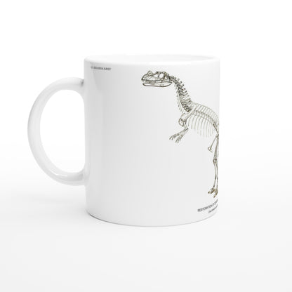 Mug en céramique squelette de Cératosaure gravure U.S. Geological Survey. Mug en céramique blanche illustré d'une gravure scientifique représentant le squelette complet d'un dinosaure cératosaure, accompagnée de la mention U.S. Geological Survey.