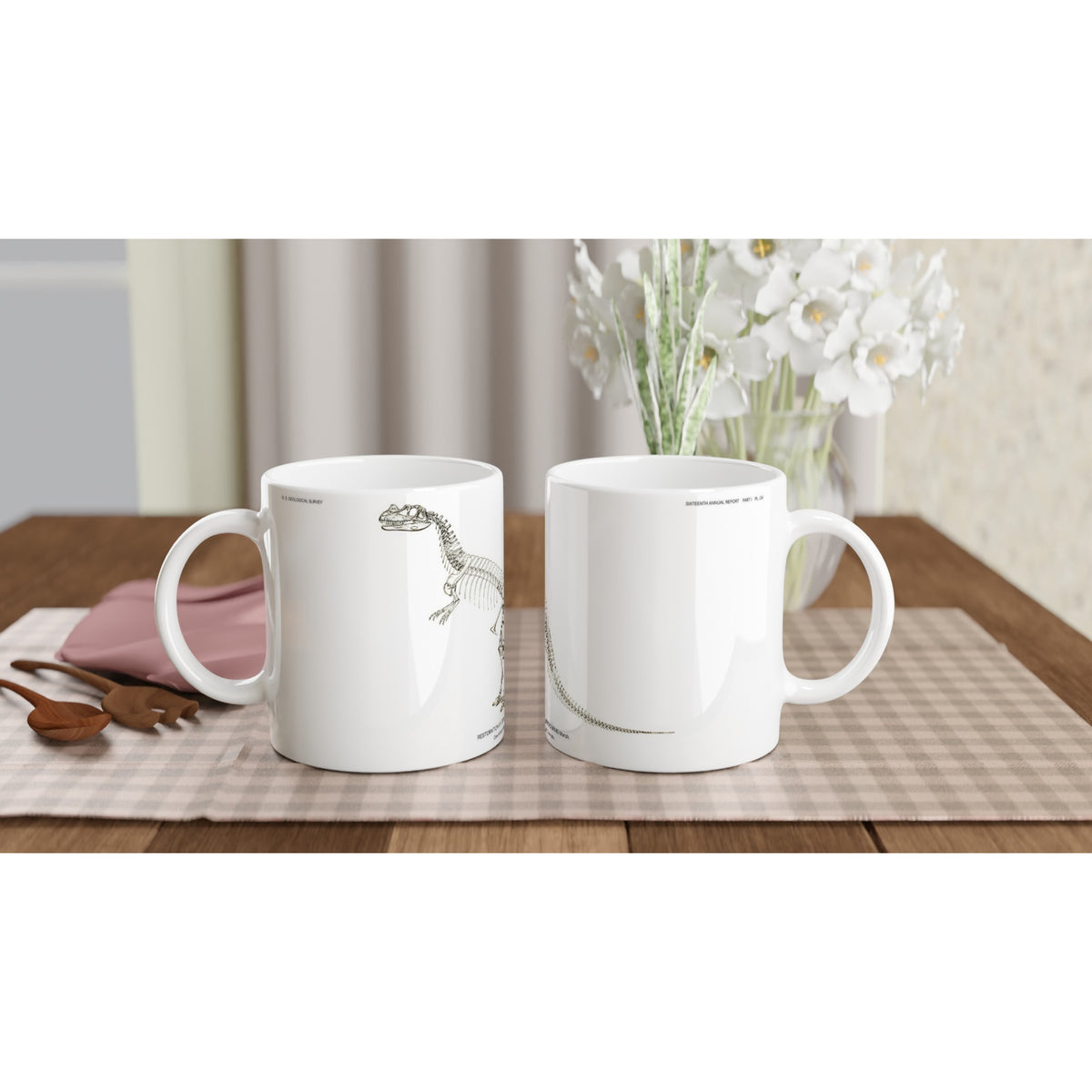 Mug en céramique squelette de Cératosaure gravure U.S. Geological Survey. Mug en céramique blanche illustré d'une gravure scientifique représentant le squelette complet d'un dinosaure cératosaure, accompagnée de la mention U.S. Geological Survey.