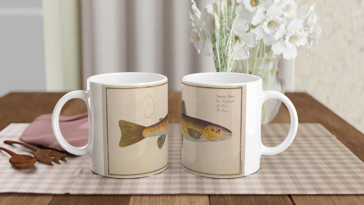 Mug en céramique Truite Salmo Fario d'après Marcus Elieser Bloch. Mug en céramique blanche illustré d'une planche naturaliste représentant une truite (Salmo Fario) avec des inscriptions textuelles, inspirée de l'ouvrage Ichtyologie de Marcus Elieser Bloch.
