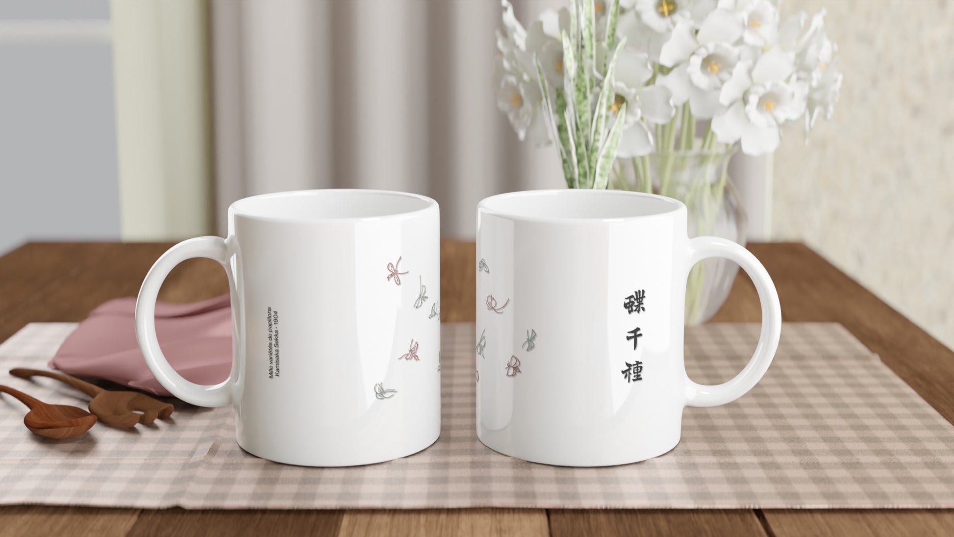 Mug volée de papillons bleus et roses, Kamisaka Sekka. Mug blanc orné de papillons stylisés bleu et rose disposés en vol, avec des caractères japonais. Image d'illustration 2