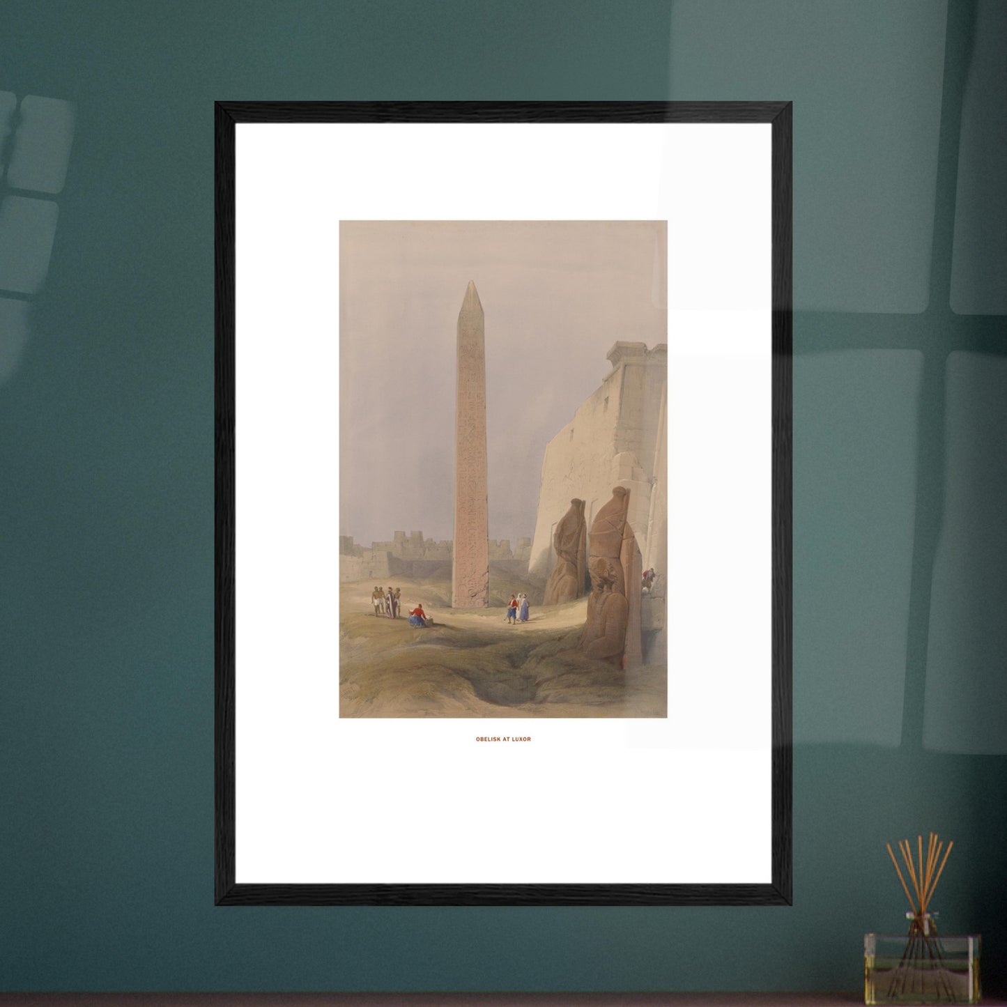 Planche ancienne : Obélisque à Louxor, David Roberts. Lithographie de David Roberts représentant l'obélisque de Louxor entouré de statues monumentales et de bâtiments anciens, avec quelques figures humaines au premier plan. Image d'illustration 6