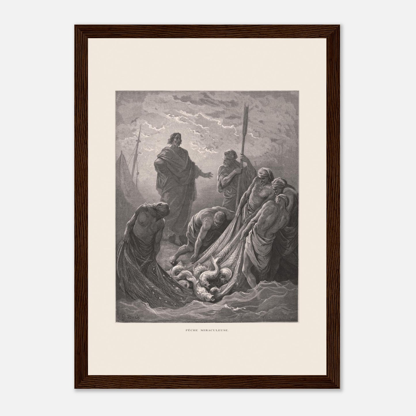Planche de la Pêche miraculeuse par Gustave Doré (1866) (21x29,7 cm (A4) / Cadre bois foncé). Gravure de Gustave Doré illustrant la pêche miraculeuse, où Jésus se tient au bord de l'eau et des pêcheurs retirent un filet rempli de poissons.