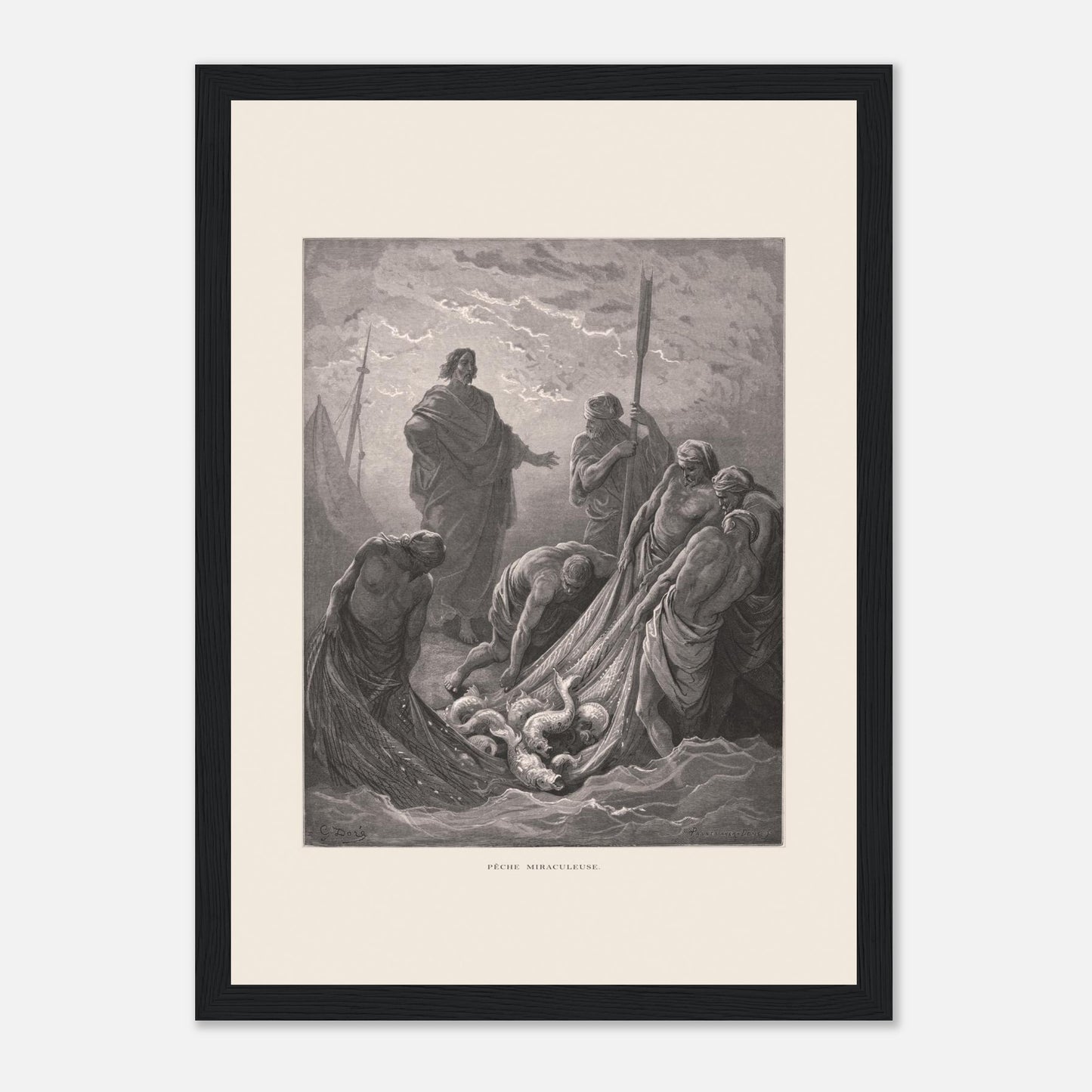 Planche de la Pêche miraculeuse par Gustave Doré (1866) (21x29,7 cm (A4) / Cadre noir). Gravure de Gustave Doré illustrant la pêche miraculeuse, où Jésus se tient au bord de l'eau et des pêcheurs retirent un filet rempli de poissons.