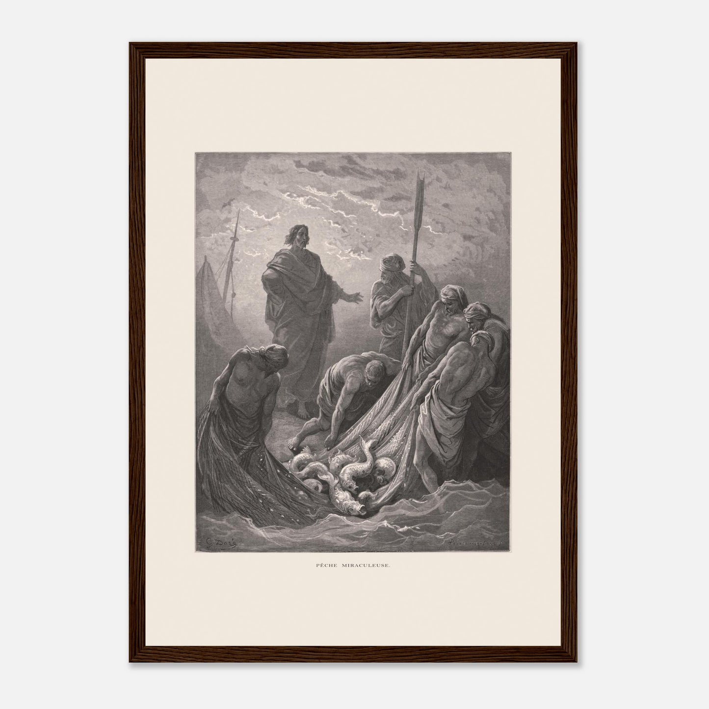 Planche de la Pêche miraculeuse par Gustave Doré (1866) (29,7x42 cm (A3) / Cadre bois foncé). Gravure de Gustave Doré illustrant la pêche miraculeuse, où Jésus se tient au bord de l'eau et des pêcheurs retirent un filet rempli de poissons.