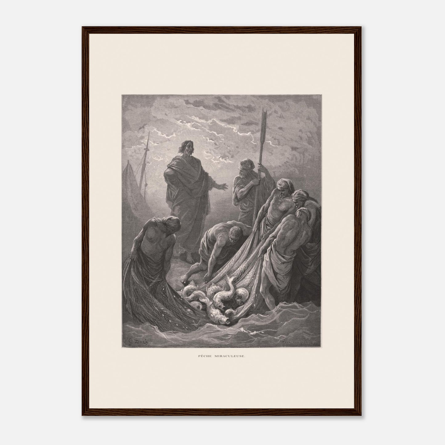 Planche de la Pêche miraculeuse par Gustave Doré (1866) (42x59,4 cm (A2) / Cadre bois foncé). Gravure de Gustave Doré illustrant la pêche miraculeuse, où Jésus se tient au bord de l'eau et des pêcheurs retirent un filet rempli de poissons.