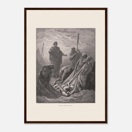 Planche de la Pêche miraculeuse par Gustave Doré (1866) (42x59,4 cm (A2) / Cadre bois foncé). Gravure de Gustave Doré illustrant la pêche miraculeuse, où Jésus se tient au bord de l'eau et des pêcheurs retirent un filet rempli de poissons.