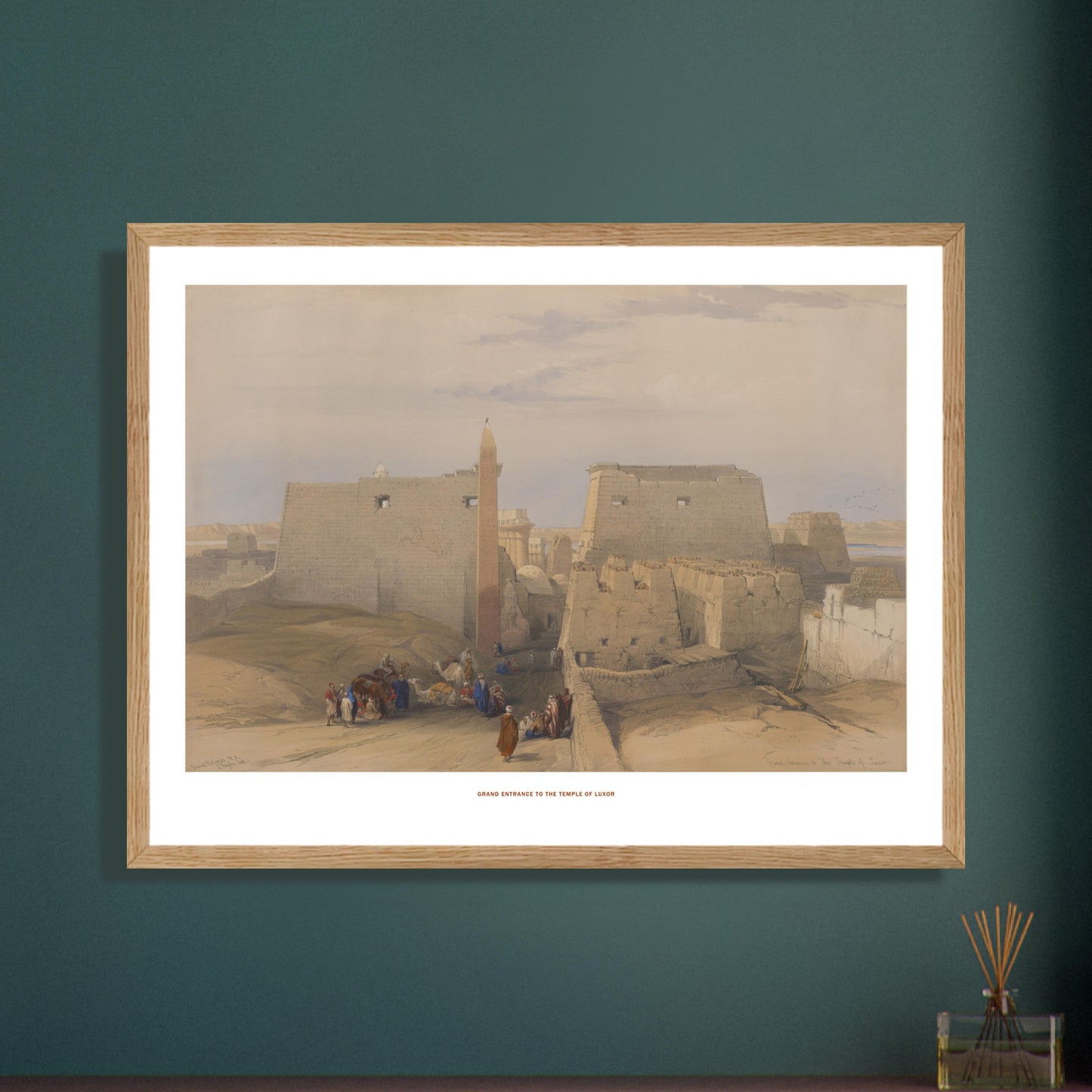 Planche ancienne : Grande entrée du temple de Louxor - David Roberts. Lithographie ancienne montrant la grande entrée du temple de Louxor, avec des personnages et des chameaux. Image d'illustration 6