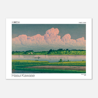 Planche ancienne Marais Tega par Hasui Kawase (21x29,7 cm (A4)). Paysage de marais avec une étendue d'eau calme bordée de végétation luxuriante, un ciel chargé de gros nuages roses et un petit bateau sur l'eau.