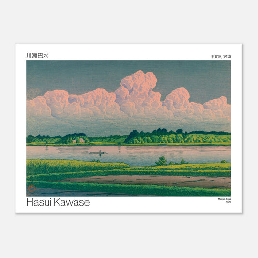 Planche ancienne Marais Tega par Hasui Kawase (30x40 cm). Paysage de marais avec une étendue d'eau calme bordée de végétation luxuriante, un ciel chargé de gros nuages roses et un petit bateau sur l'eau.
