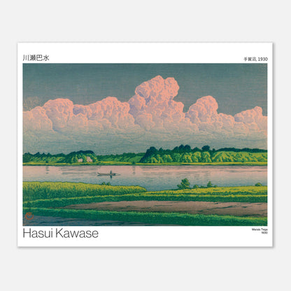 Planche ancienne Marais Tega par Hasui Kawase (40x50 cm). Paysage de marais avec une étendue d'eau calme bordée de végétation luxuriante, un ciel chargé de gros nuages roses et un petit bateau sur l'eau.