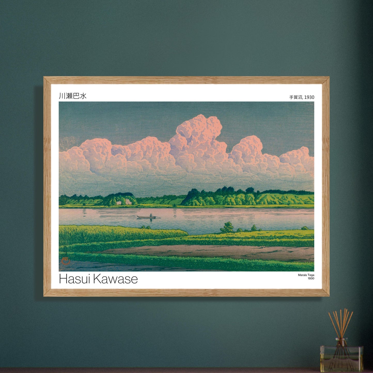 Planche ancienne Marais Tega par Hasui Kawase. Paysage de marais avec une étendue d'eau calme bordée de végétation luxuriante, un ciel chargé de gros nuages roses et un petit bateau sur l'eau. Image d'illustration 8